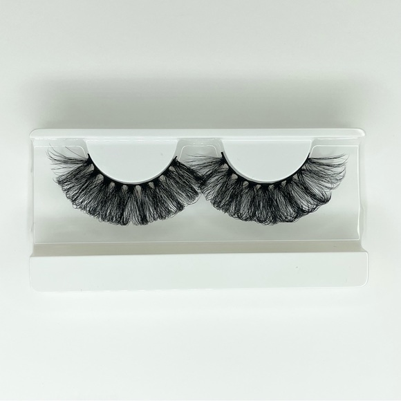 Novah Lashes - Picture 1 of 4
